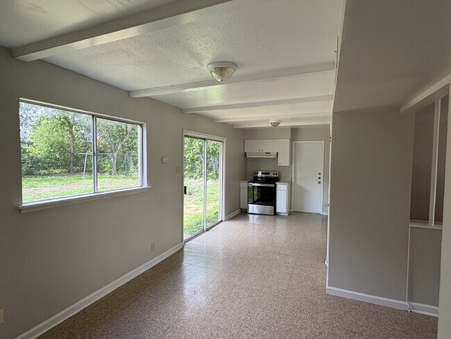 Building Photo - 3-Bed, 2-Bath Apple Valley Drive