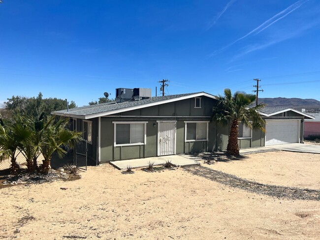 Building Photo - 5 Bedroom 2 Bath - Close to 29 Palms Marin...