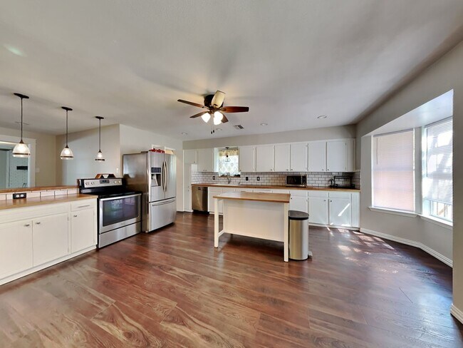 Foto del edificio - DARLING HOME IN DENTON READY NOW!