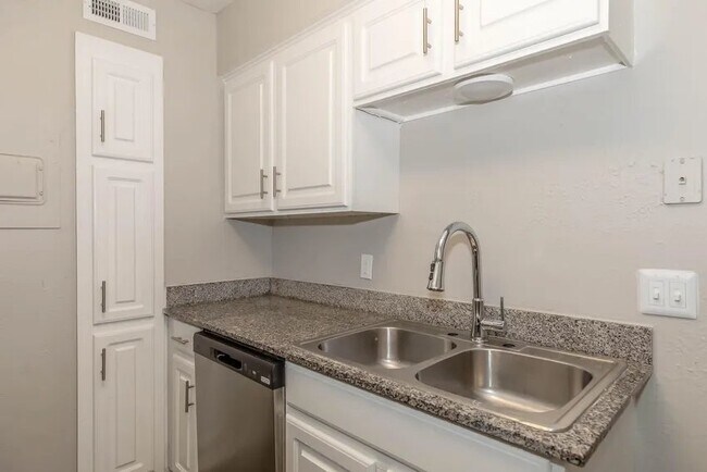 Foto del edificio - 7913 N Harwood Rd