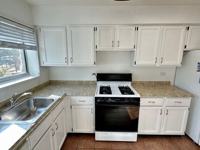 Building Photo - Rarely available 3-Bed, 2-Bath condo in th...