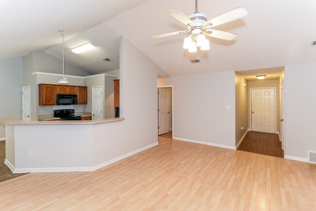 Building Photo - 7875 Sarah Ann Dr S