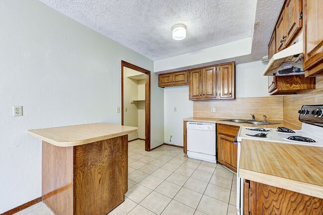 Building Photo - 1036 Tall Oaks Dr