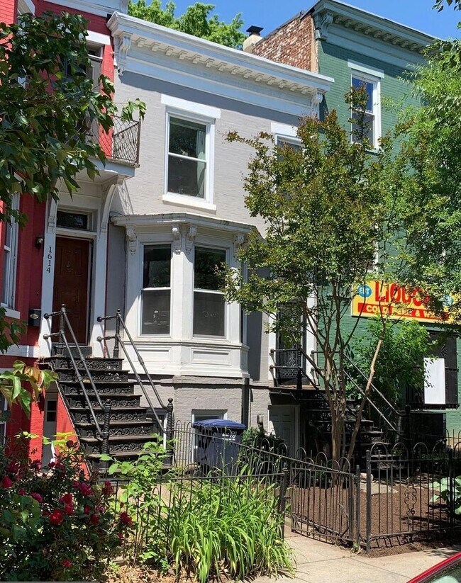 Building Photo - Great 3 BR 2 Bath Row Home in Shaw