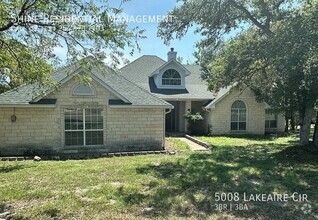 Building Photo - 5008 Lakeaire Cir