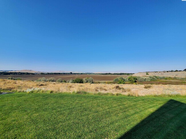 Foto del edificio - 6 month lease