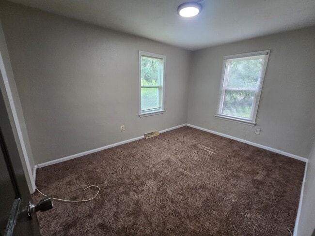 Building Photo - 9701 Green Valley Dr