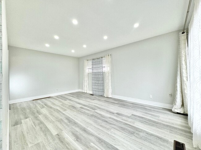 Building Photo - 30 Gildea St