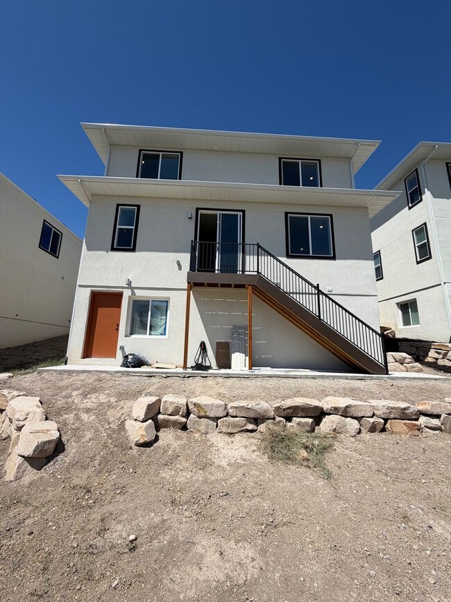 Building Photo - 909 Bullion St