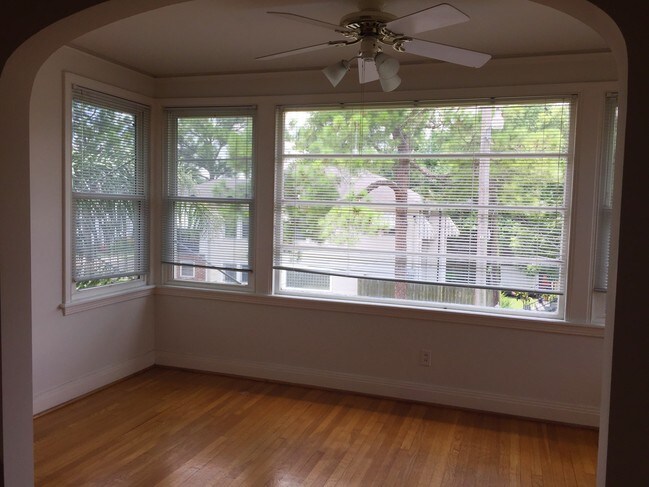 Sunroom let's in Natural Light - 4667 Dart St