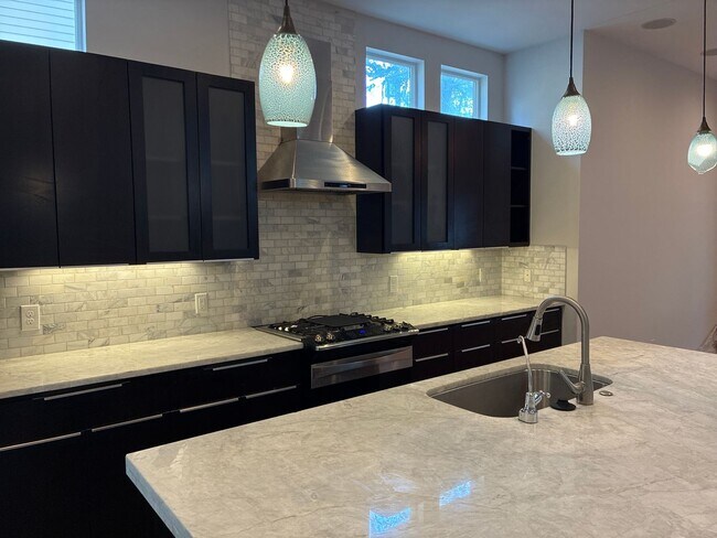 Foto del edificio - 3BR/2.5BA w/ Fenced Yard + Assigned Parking in Austin, TX