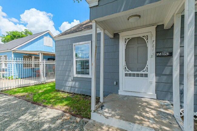 Photo - Charming Front Unit Apartment