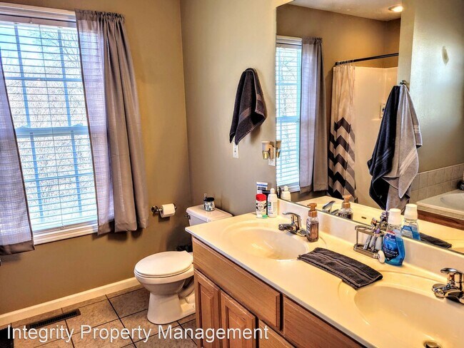 Building Photo - 5 br, 3 bath House - 15812 Terris