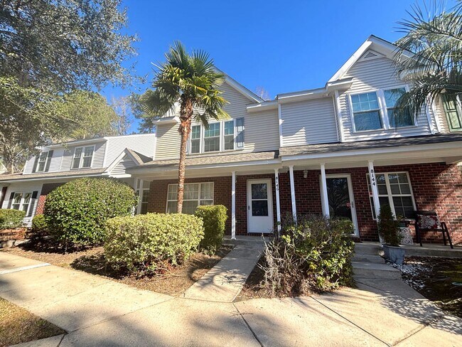 Building Photo - Available now. Great 2 BR/2.5 BA Townhome in Oak Bluff!