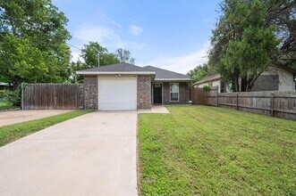 Building Photo - 438 Sabine Ave