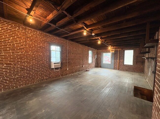 Building Photo - 10 Coral St