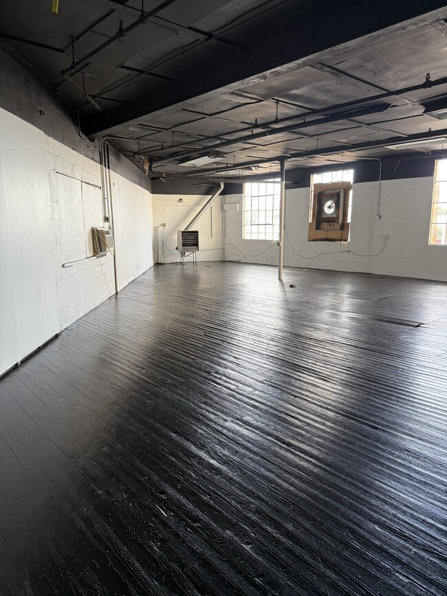 Building Photo - 903 N Keowee St
