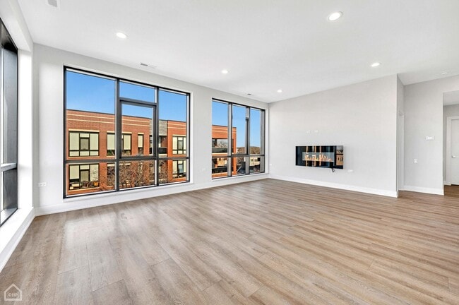 Building Photo - 3087 N Avers Ave