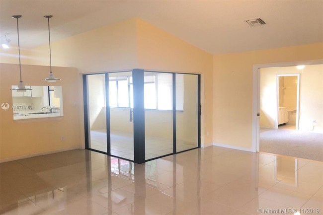 Foto del edificio - 339 Ives Dairy Rd