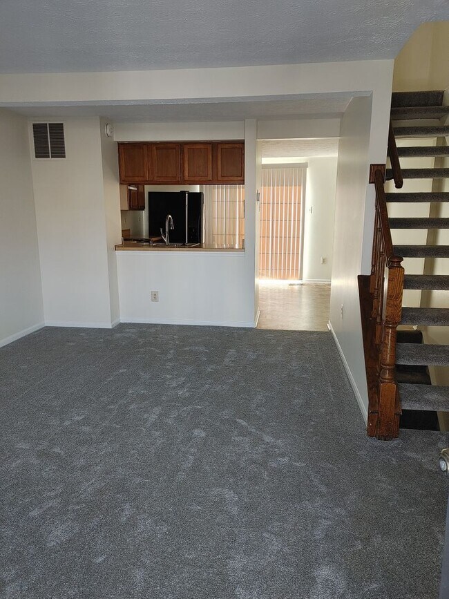 Building Photo - WOODBRIDGE CENTER END OF GROUP TOWNHOUSE