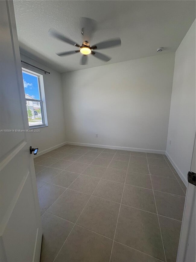 Foto del edificio - 2652 SE 28th St