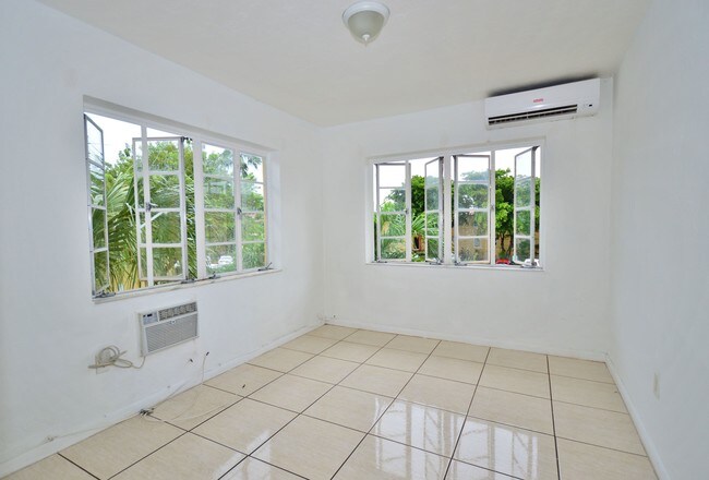 Foto del edificio - 8330 Crespi Blvd