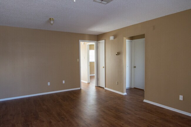 Building Photo - Available Now! 2/1 half duplex home!