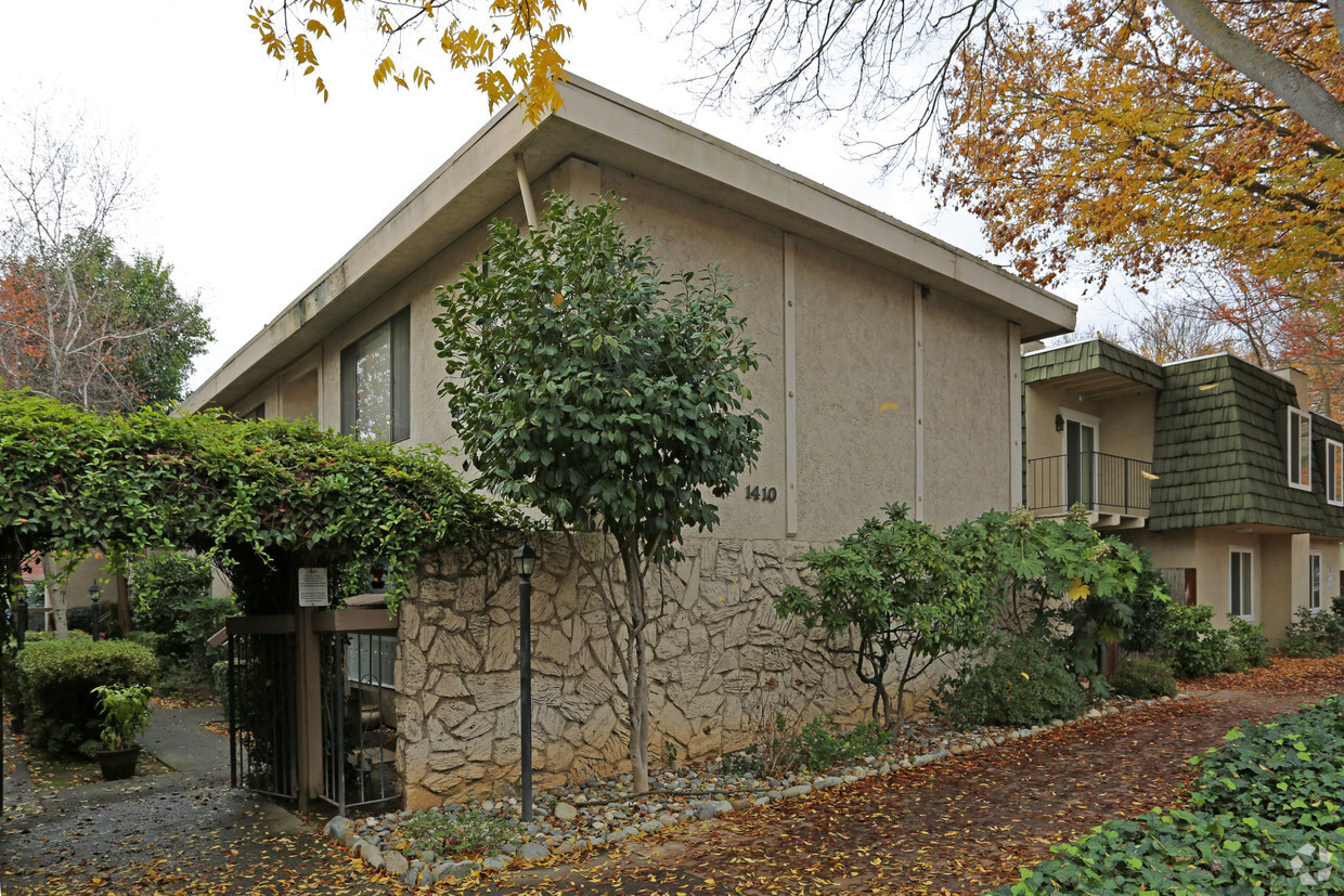 Primary Photo - Capitol Court Apartments