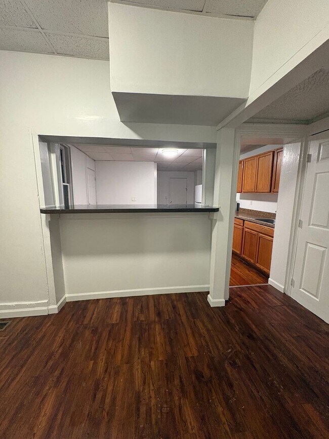 Building Photo - 1st Floor 1 Bedroom Apartment, Parking, Yard-York City SD