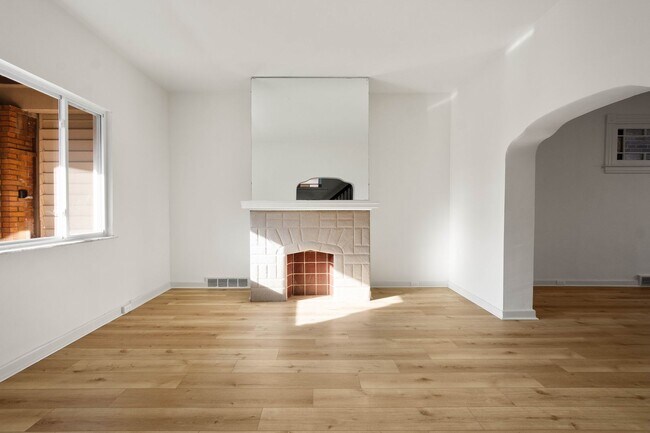 Foto del edificio - READY FOR MOVE IN! Don't miss this RENOVATED 4-BEDROOM located in Munhall!