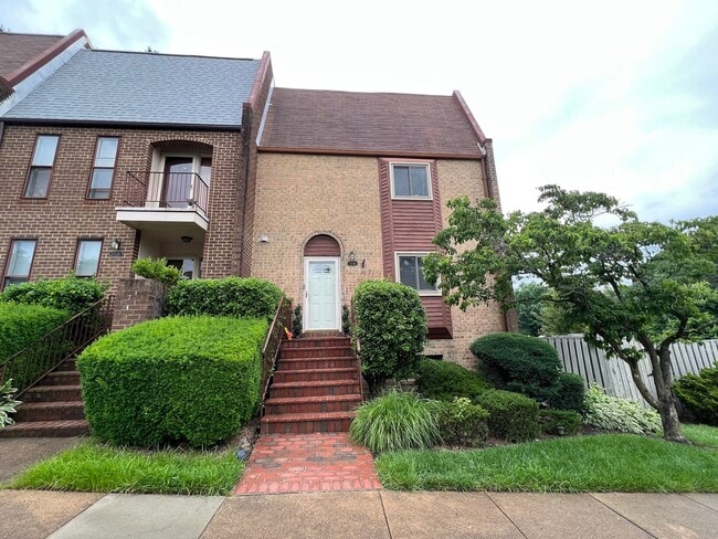Building Photo - Gorgeous 4 Bed 3.5 Bath End-Unit Townhome ...