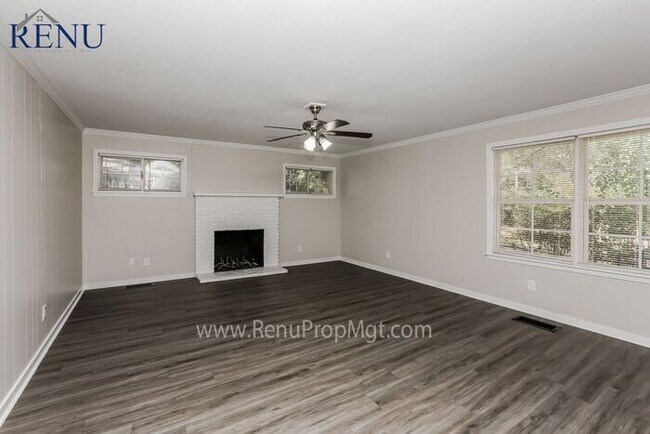 Building Photo - Holiday Special: 100% off your first month...