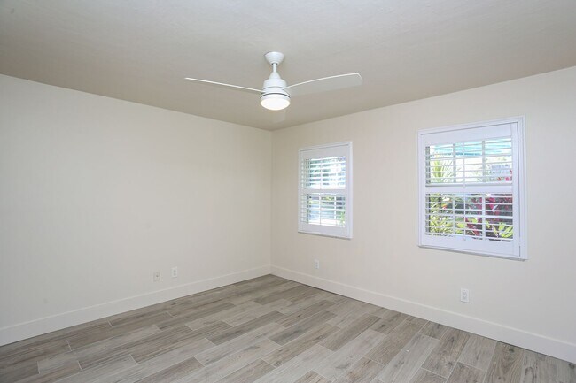 Building Photo - ***BEAUTIFUL 3BDRM/2BATH NAPLES BATH AND T...