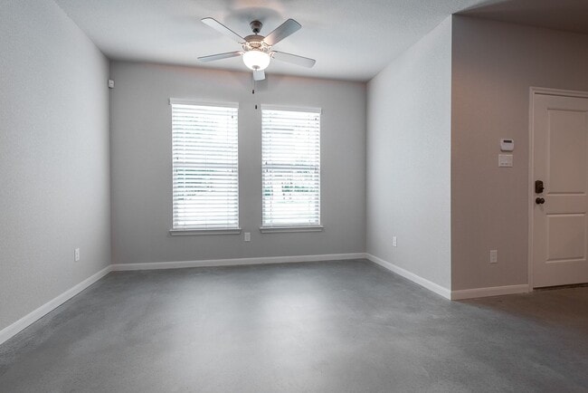 Foto del edificio - * MOVE IN SUMMER 7/21/2027 * 5 Bed 3 Bath, One Block from TCU Neeley Building