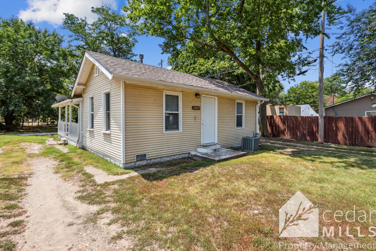 Primary Photo - Centrally located 2 bedroom home with larg...
