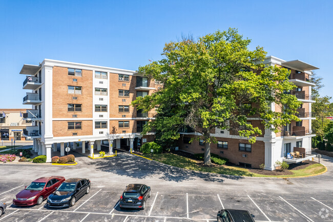 Building Photo - Courtside Square Apartments