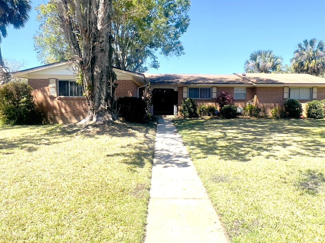 Foto principal - Quaint 3Bed/ 2.5Bath/ 2 Car Garage Home In...