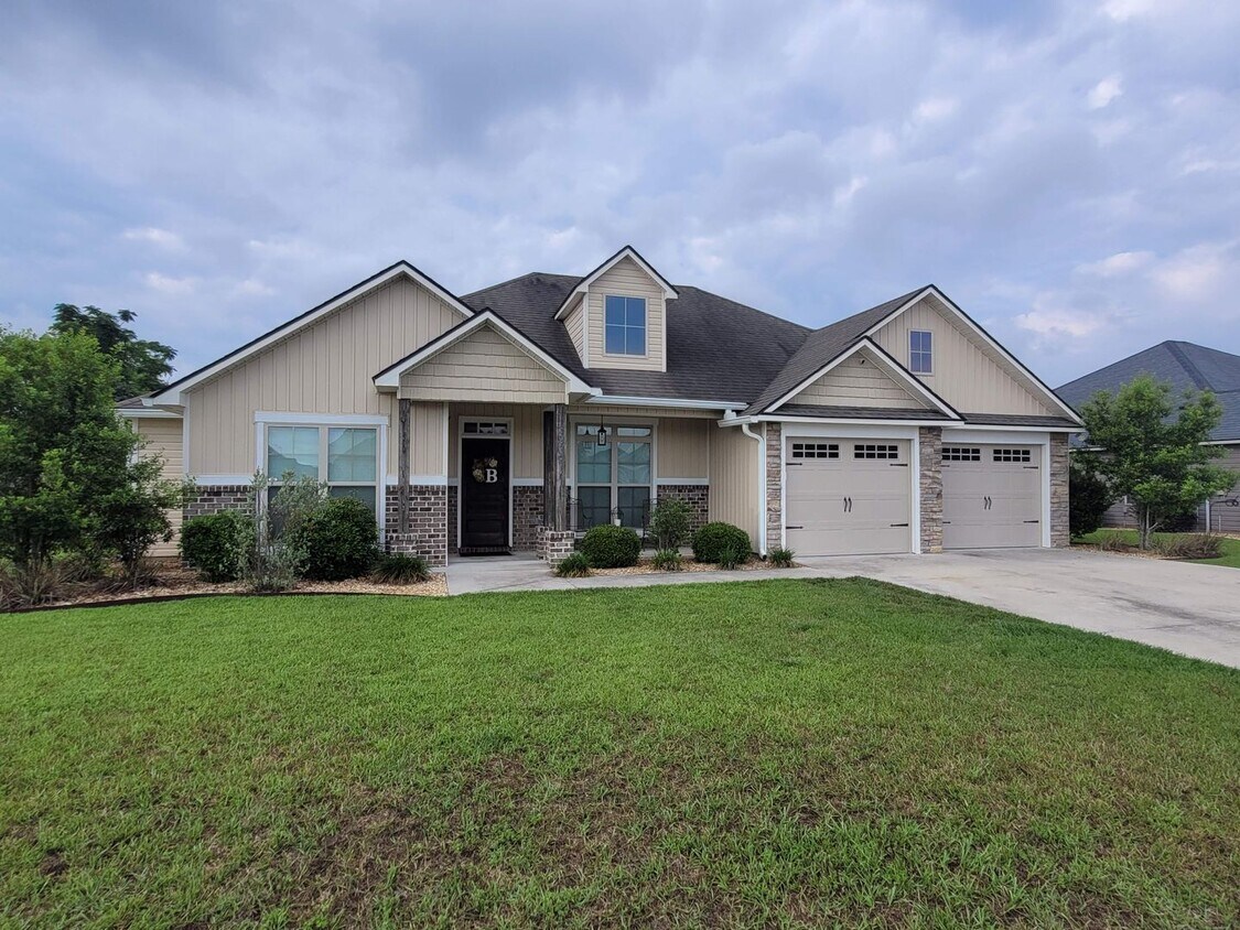 Foto principal - Beautiful 4BD/2BA Home with Screened Patio...