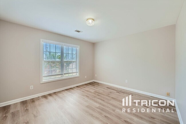 Building Photo - 890 Georgian Hills Dr