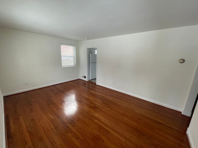 Foto del edificio - A 2 Bedroom Plus Den 1 Bath Brick Home Just Off Connecticut Ave. in Silver Spring