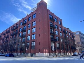 Building Photo - 1000 W Washington Blvd