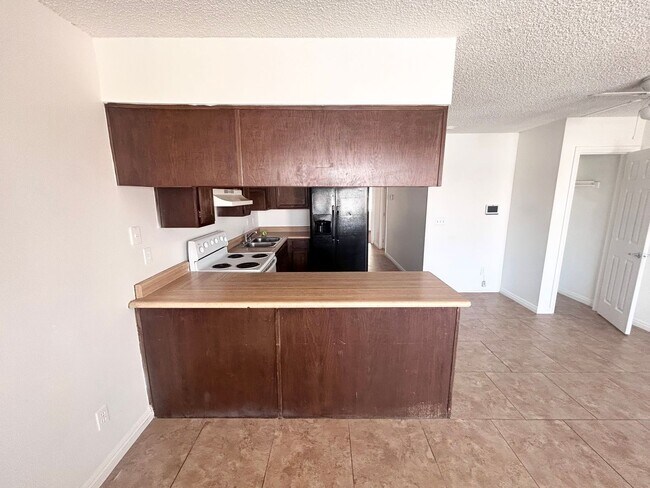 Building Photo - 2/BD 1/BA Upstairs Condo w/ In Unit Laundry