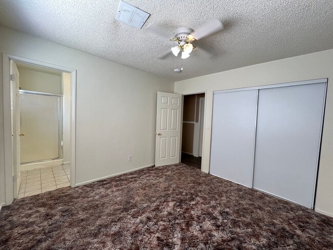 Building Photo - 3 bedroom, 2 bathroom home located in the ...