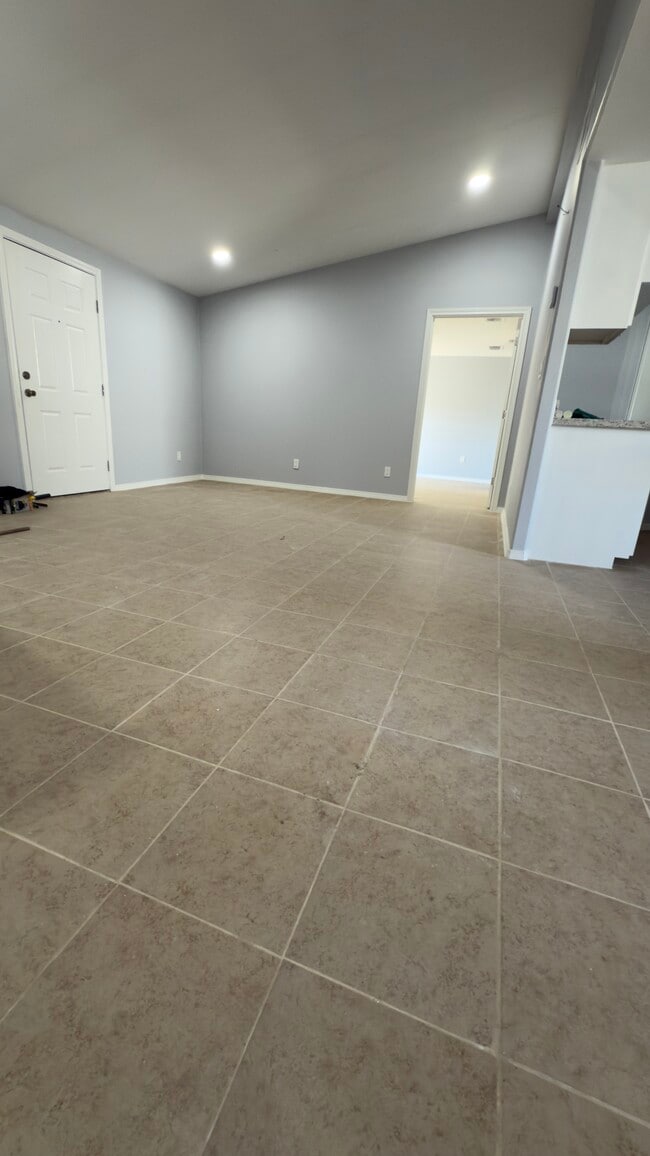 Building Photo - 712 Independence Dr