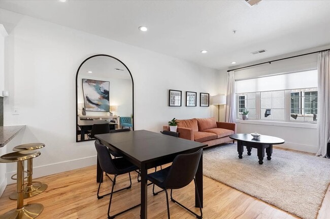 Building Photo - 948 S Pearl St