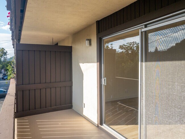 Foto del edificio - HUGE Stunning Remodeled 1BR/1BA Flat! Park...