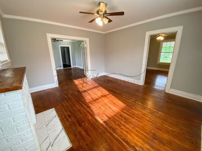 Foto del edificio - 2-Bedroom House with Bonus Space Near Down...