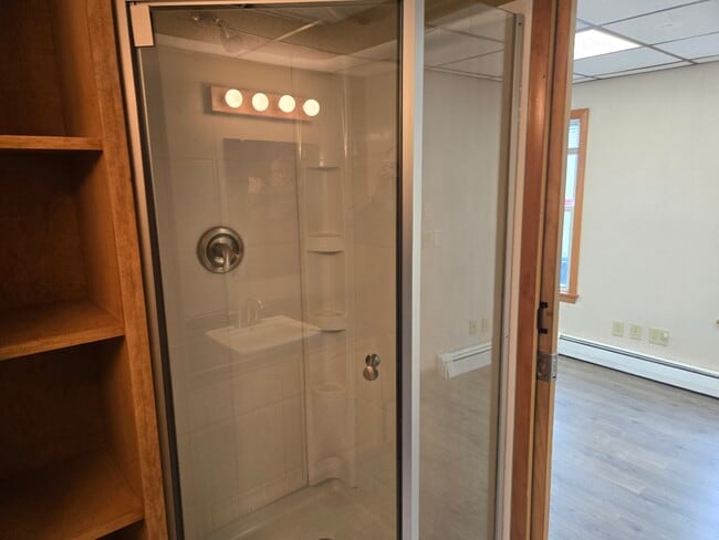 Walk in shower - 87 Essex St