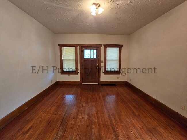 Building Photo - 615 S Volutsia Ave