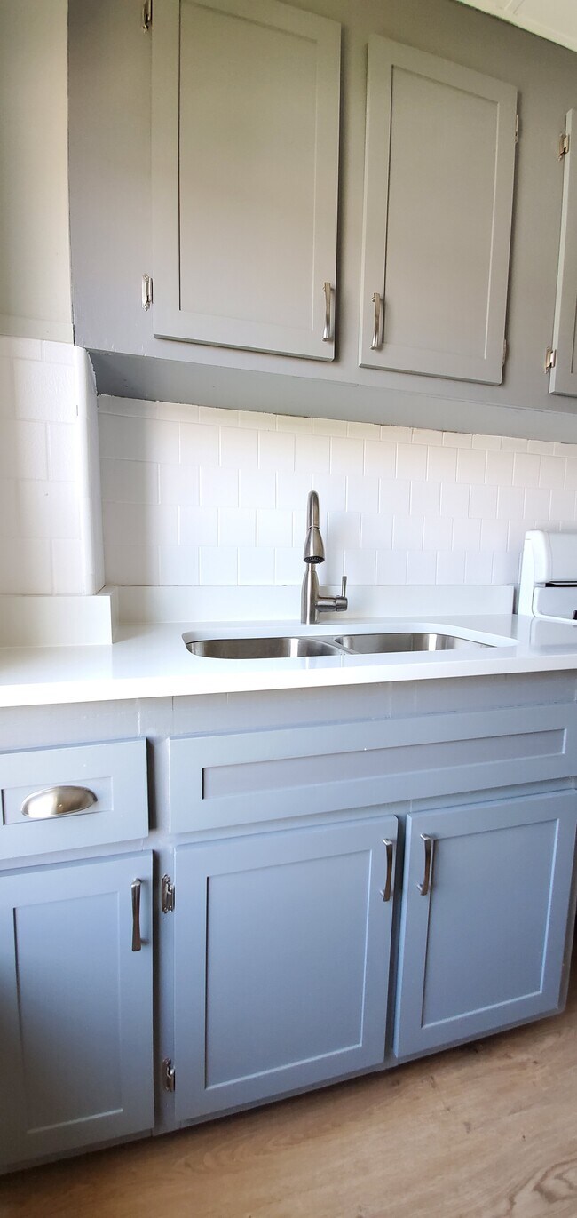 #3 Cocina tipo galera vista derecha - 1124 Bedford St